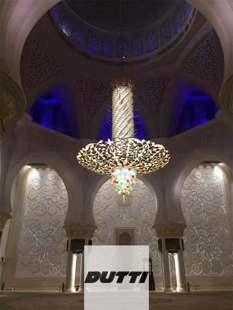 Dutti Lámpara Colgante LED de cristal de latón envejecido de diseño único para la iglesia de Abu Dhabi