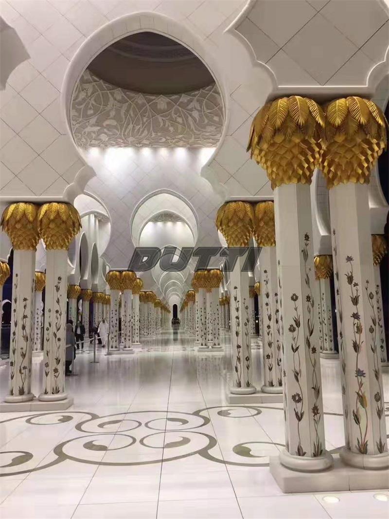 Dutti Lámpara Colgante LED de cristal de latón envejecido de diseño único para la iglesia de Abu Dhabi